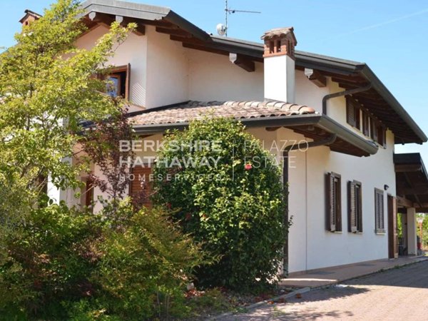 casa indipendente in vendita a Pombia