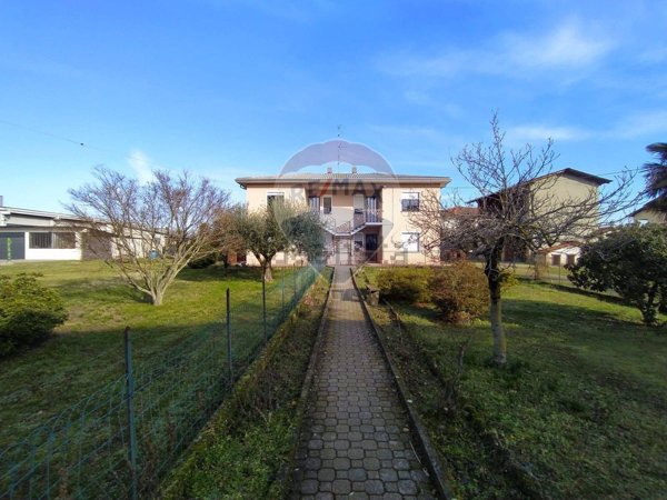 casa indipendente in vendita a Pombia
