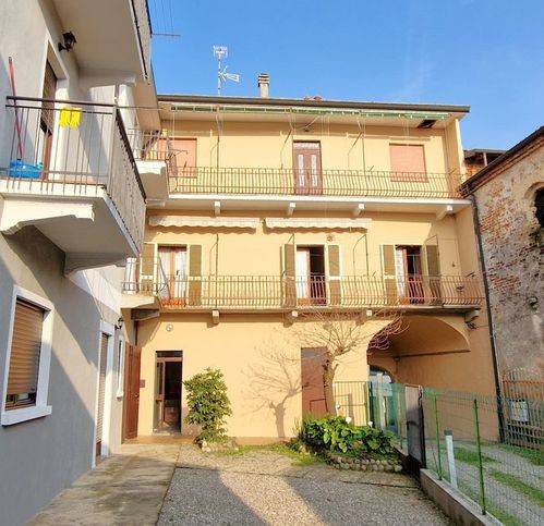 casa indipendente in vendita a Pombia