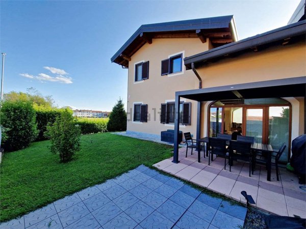casa indipendente in vendita a Pombia