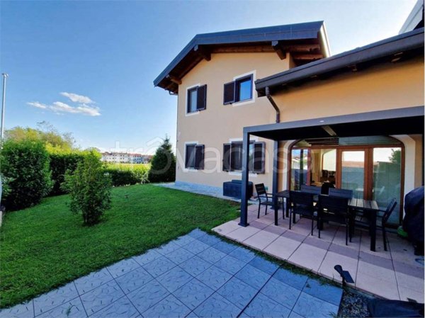 casa indipendente in vendita a Pombia