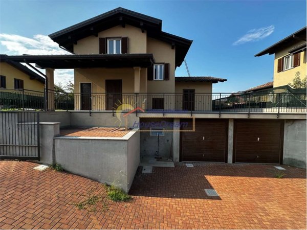 casa indipendente in vendita a Pombia