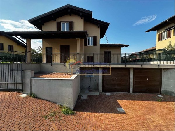 casa indipendente in vendita a Pombia