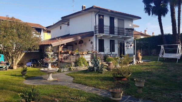 casa indipendente in vendita a Pombia