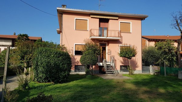 casa indipendente in vendita a Pombia