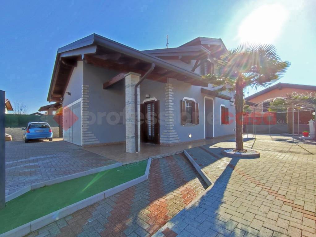 casa indipendente in vendita a Pombia