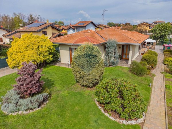 casa indipendente in vendita a Pombia