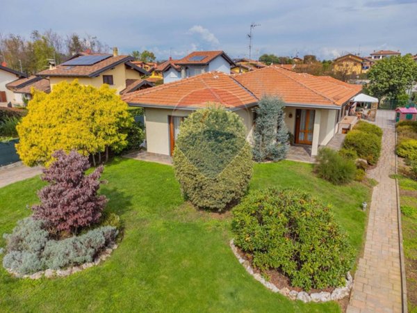 casa indipendente in vendita a Pombia