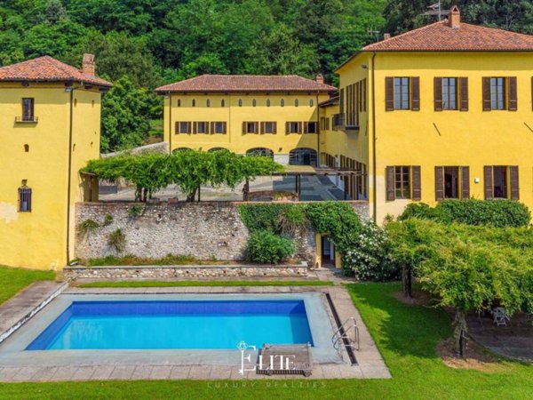 casa indipendente in vendita a Pombia
