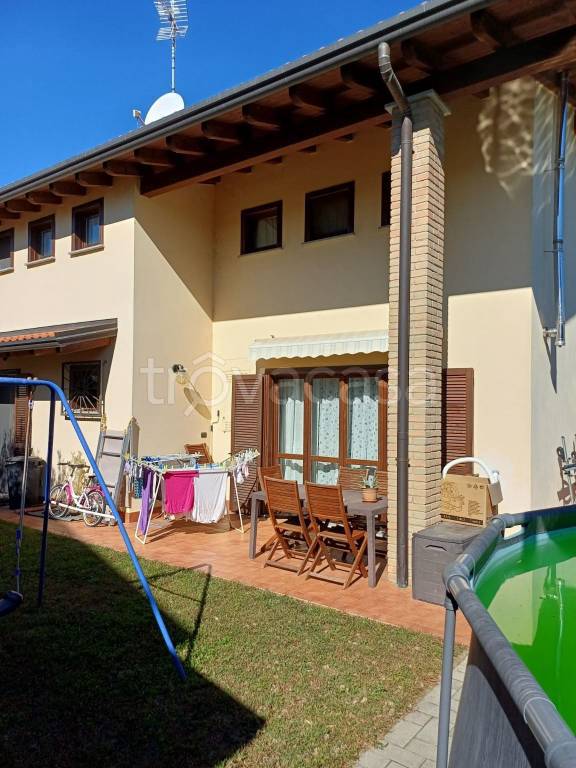 casa indipendente in vendita a Pombia