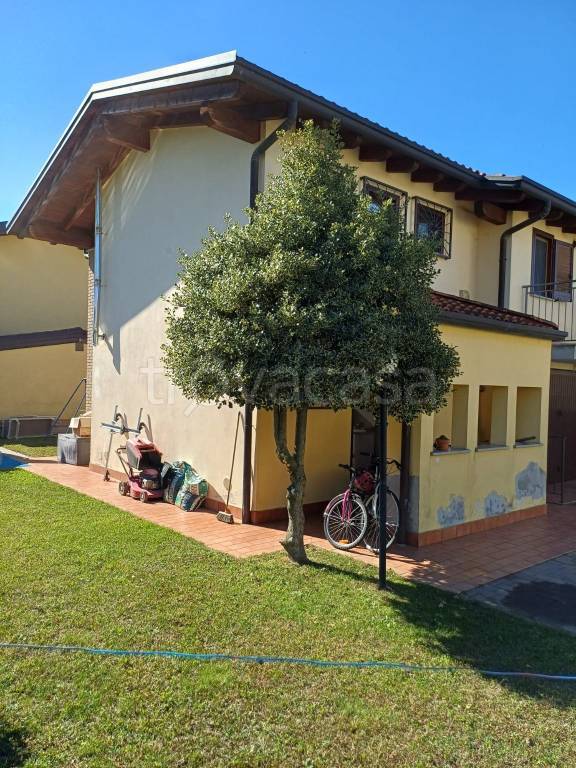 casa indipendente in vendita a Pombia