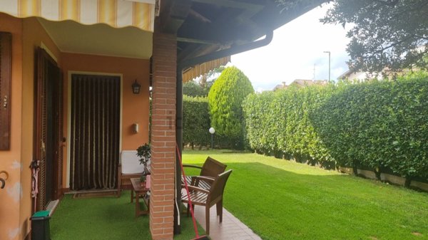 casa indipendente in vendita a Pombia