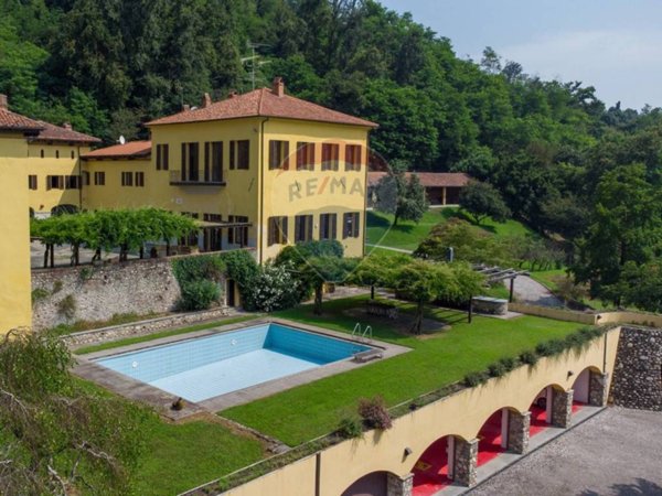 casa indipendente in vendita a Pombia