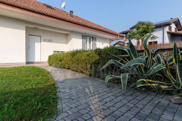 casa indipendente in vendita a Pombia