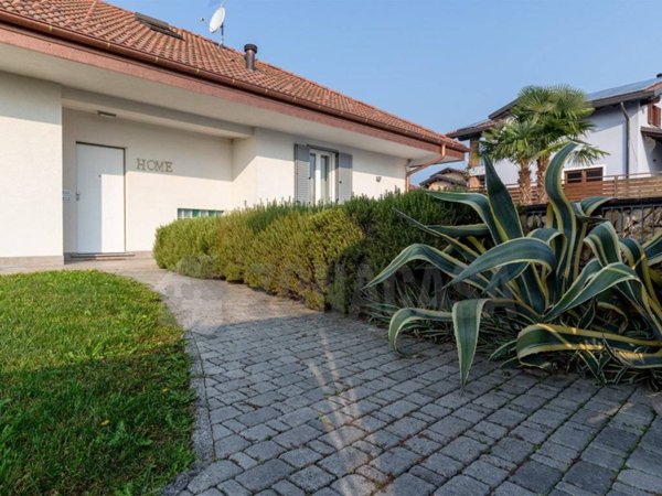 casa indipendente in vendita a Pombia