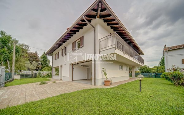 casa indipendente in vendita a Pombia