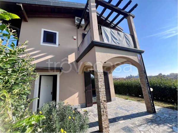 casa indipendente in vendita a Pombia