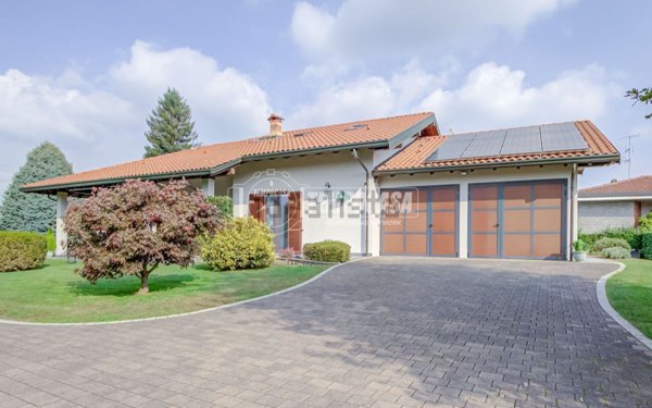 casa indipendente in vendita a Pombia