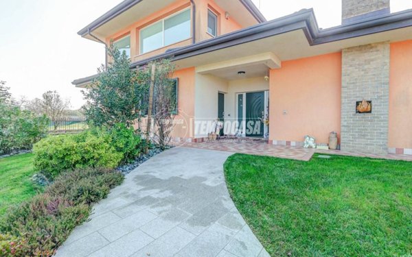 casa indipendente in vendita a Pombia