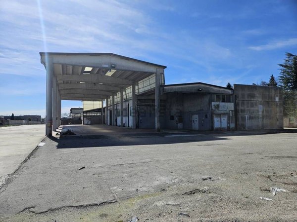 capannone in vendita a Pombia