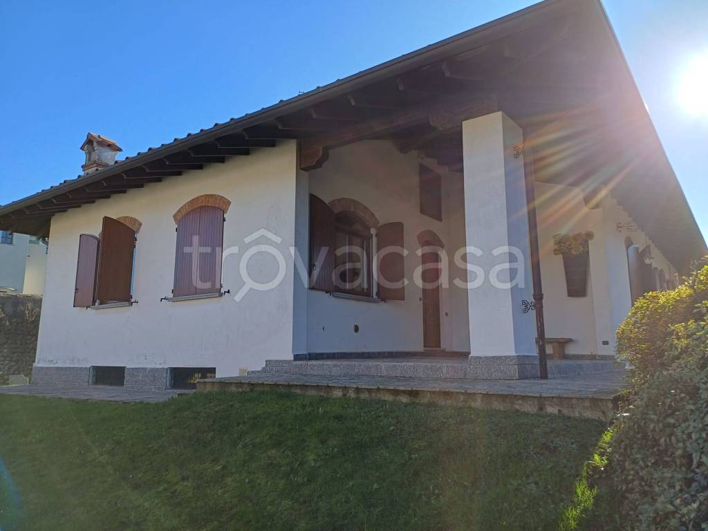 casa indipendente in vendita a Pombia