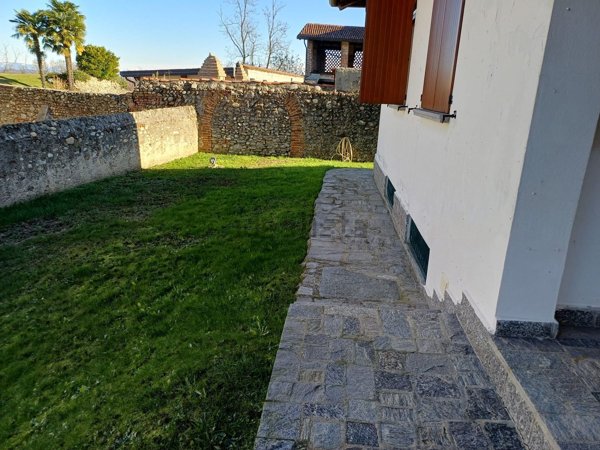 casa indipendente in vendita a Pombia