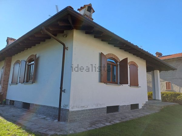 casa indipendente in vendita a Pombia