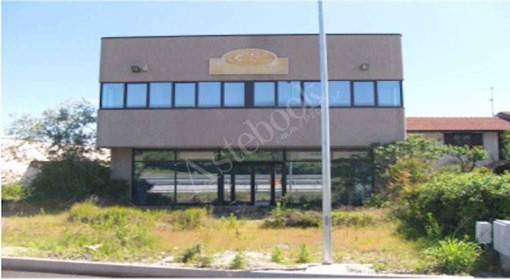 locale commerciale in vendita a Pombia