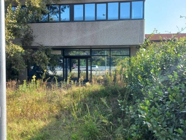 locale commerciale in vendita a Pombia