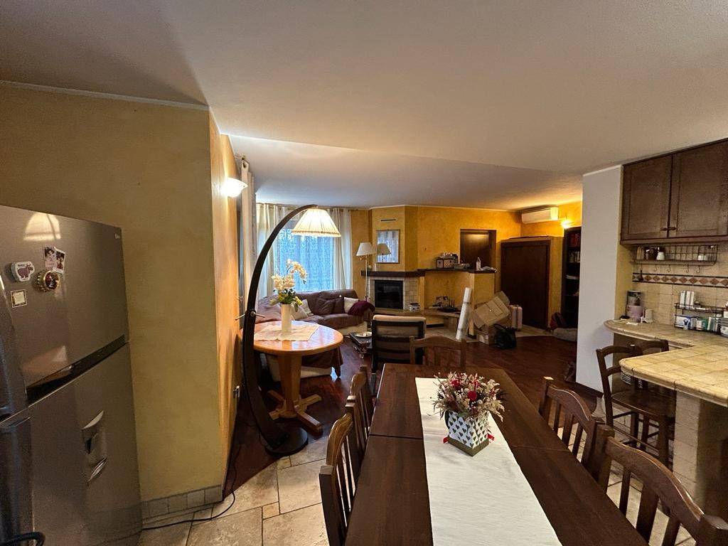 casa indipendente in vendita a Pombia