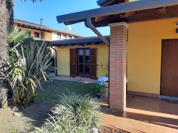 casa indipendente in vendita a Pombia