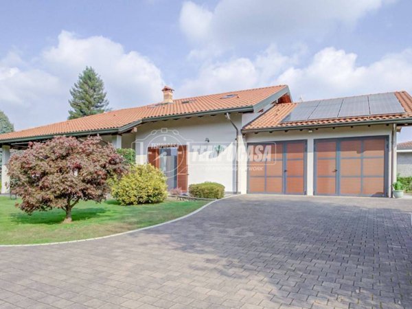 casa indipendente in vendita a Pombia