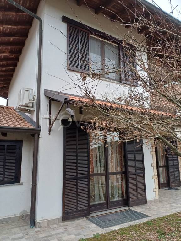 casa indipendente in vendita a Pombia