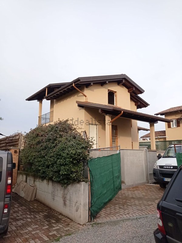 casa indipendente in vendita a Pombia