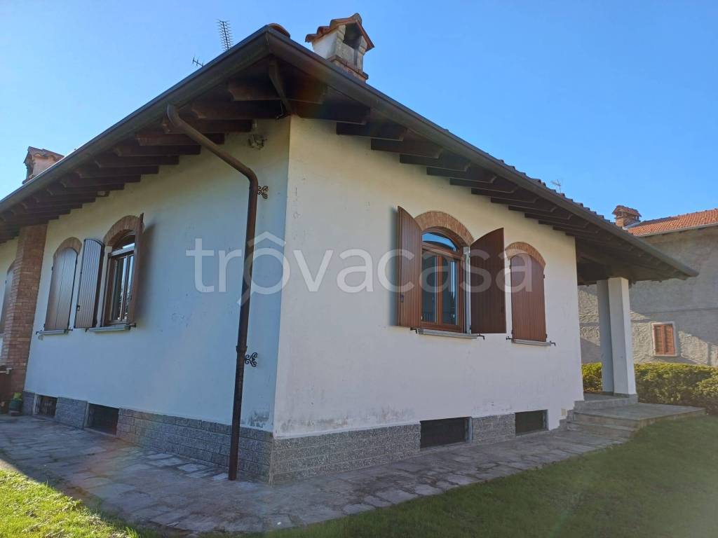 casa indipendente in vendita a Pombia