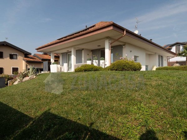 casa indipendente in vendita a Pombia