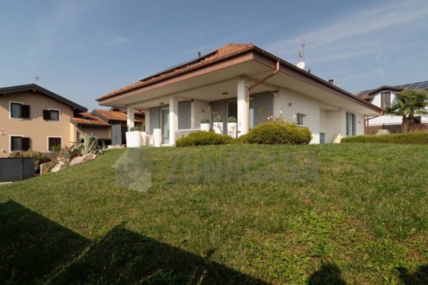 casa indipendente in vendita a Pombia