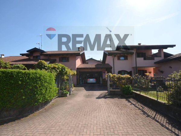 casa indipendente in vendita a Pombia