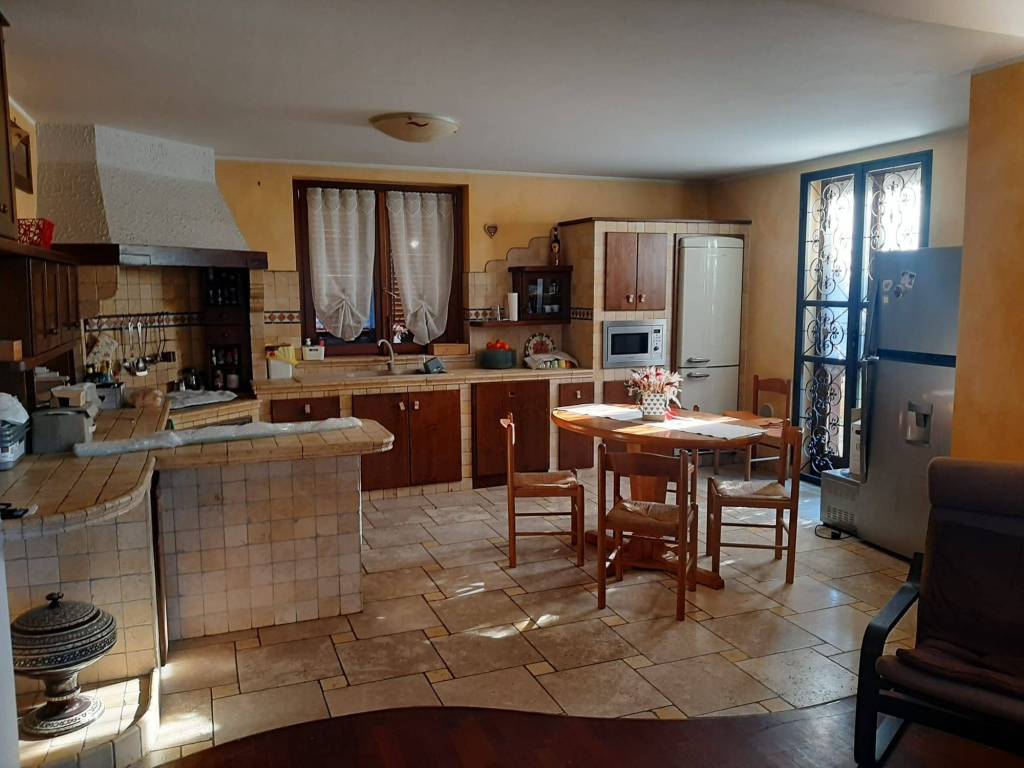casa indipendente in vendita a Pombia