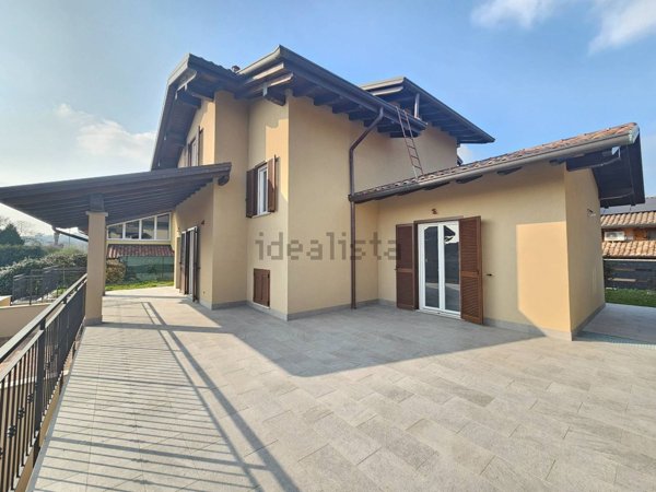 casa indipendente in vendita a Pombia