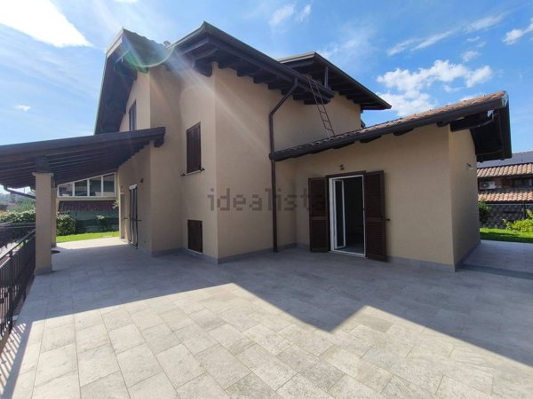 casa indipendente in vendita a Pombia