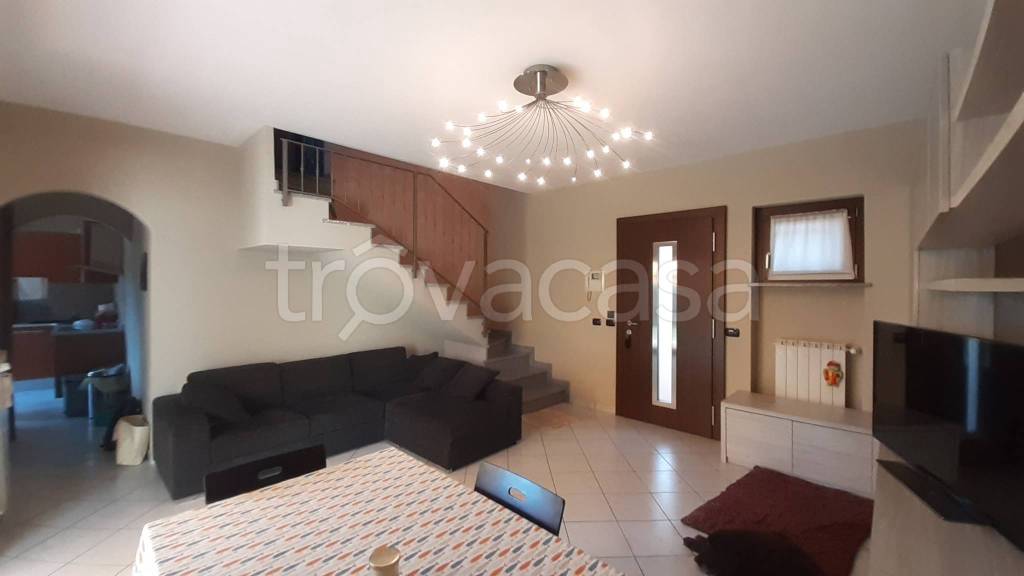 casa indipendente in vendita a Pombia