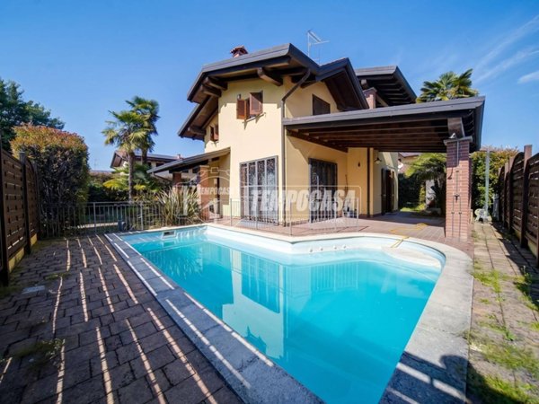 casa indipendente in vendita a Pombia