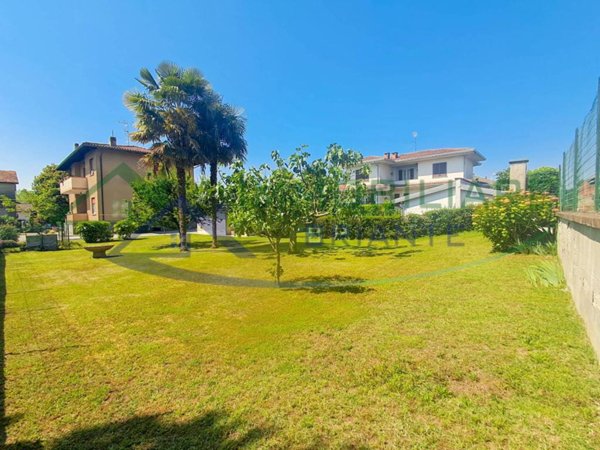casa indipendente in vendita a Pombia
