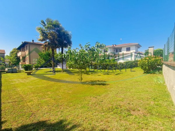 casa indipendente in vendita a Pombia