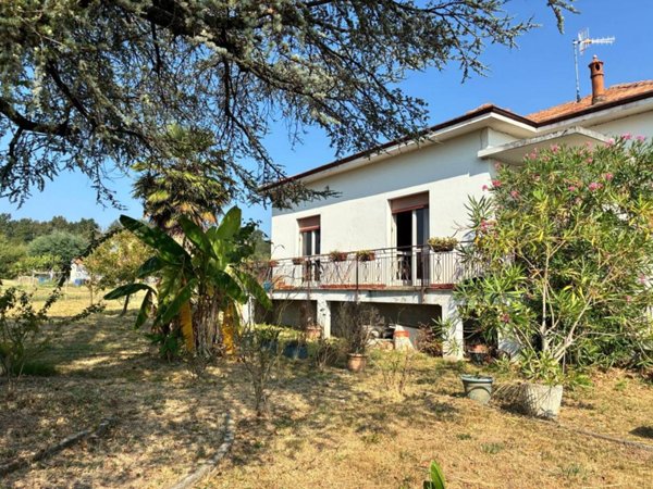 casa indipendente in vendita a Pombia