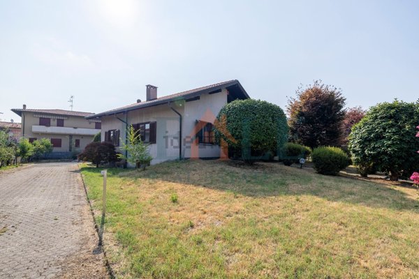 casa indipendente in vendita a Pombia