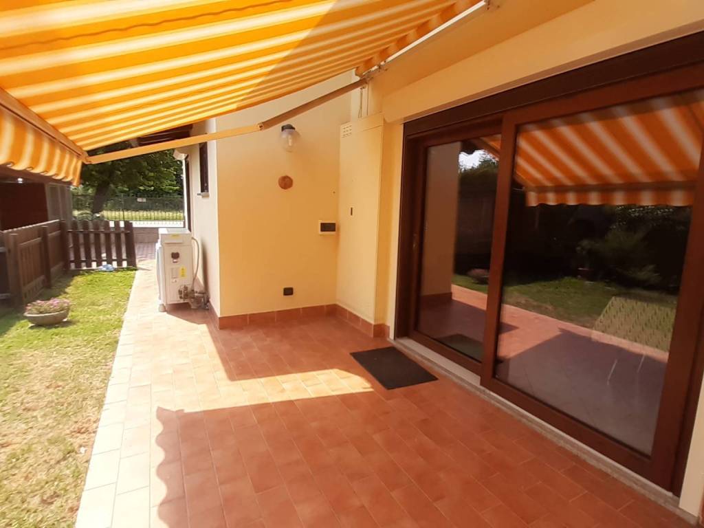 casa indipendente in vendita a Pombia
