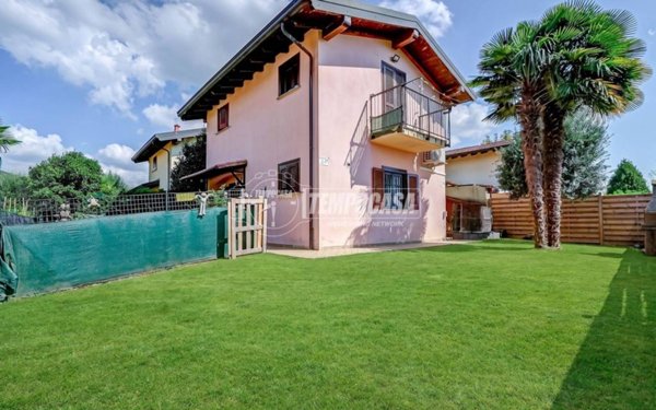 casa indipendente in vendita a Pombia
