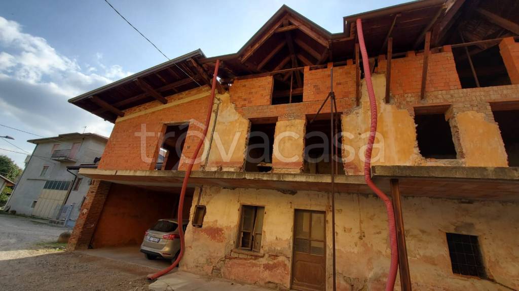 casa indipendente in vendita a Prato Sesia